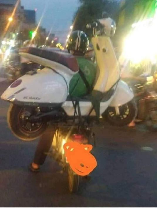 Dahsyat ojol ini bisa bawa motor. (Source: Instagram/@lambeonlen)