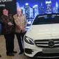 Menperin Airlangga Hartanto serta Dirjen Industri Logam, Mesin, Alat Transpirtasi, dan Elektronika I Gusti Putu Suryawirawan, Presiden & CEO MBDI Roelof Lamberts saat menghadiri peluncuran Mercedes-Benz E-Class, Bogor, Selasa (24/1). (Liputan6.com)