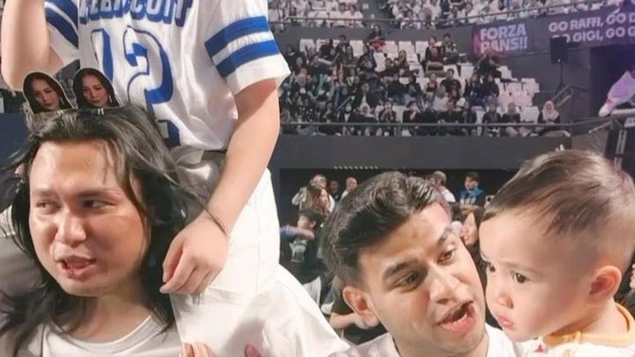 Fadil Jaidi pernahcosplay Mba Lala dan sus Rini bersama Keanu Agl, 'momong' anak-anak Raffi Ahmad dan Nagita Slavina,&nbsp;