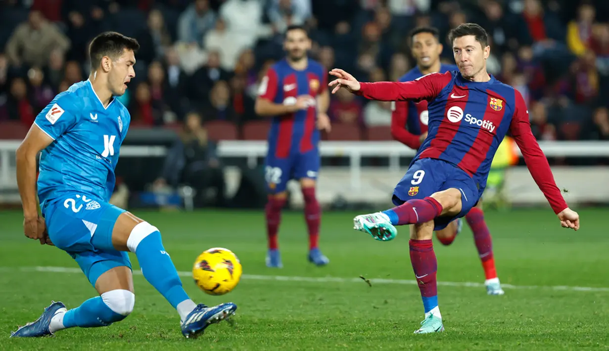 Dengan kemenangan ini, Barca berhasil mendekati jarak dengan Girona dengan 6 poin jelang libur Natal dan Tahun Baru. Barcelona berhasil merebut posisi 3 klasemen Liga Spanyol sedangkan Girona dan Real Madrid belum main. (AP Photo/Joan Monfort)