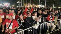 Para pengunjung memadati area Jakarta International Velodrome jelang acara nonton bersama Timnas Indonesia menghadapi Filipina dalam rangkaian acara MALAMNYA BOLA di Jakarta International Velodrome, Rawamangun, Jakarta Timur, Selasa (11/6/2024). (Bola.com/Arief Bagus)