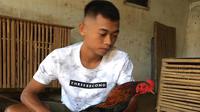 Kevy Sahertian memamerkan ayam bangkok kebanggaannya. (Bola.com/Aditya Wany)