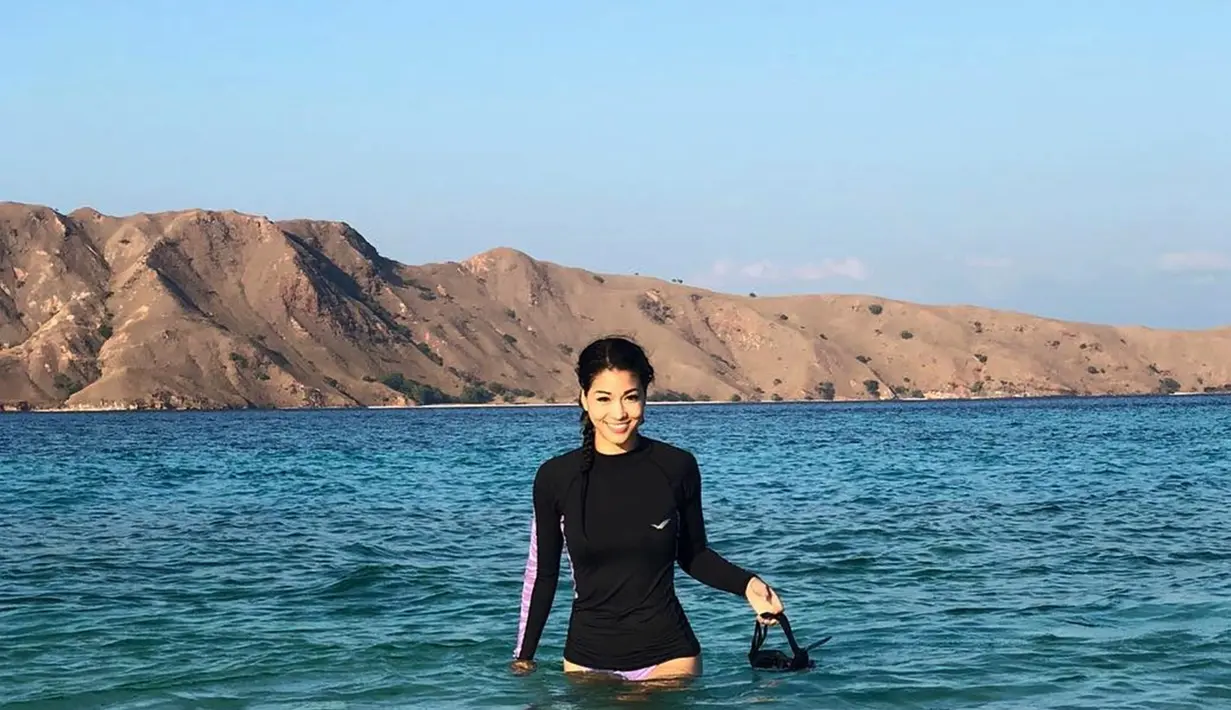 Karenina Sunny Halim sedang berada di Labuan Bajo, Flores, terlihat sangat menikmati liburannya selepas snorkling di perairannya dengan air yang jernih. (Liputan6.com/IG/karenina_sunny)