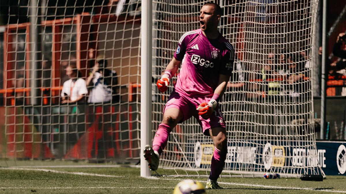Ter Stegen Shines in Ajax Debut: Maarten Paes Dropped to the Bench