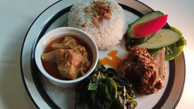 Foto menu nasi padang rendang dengan penyajian ala Green Rebels Food di Delico Cafe