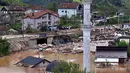 Di wilayah Jablanica, tanah longsor mencapai atap rumah-rumah, sementara sebuah masjid hanya menaranya yang terlihat. (ELVIS BARUKCIC/AFP)