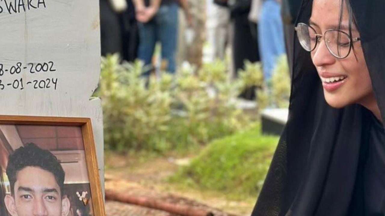 Kaneishia Yusuf Menangis di Makam sang Kekasih<br>