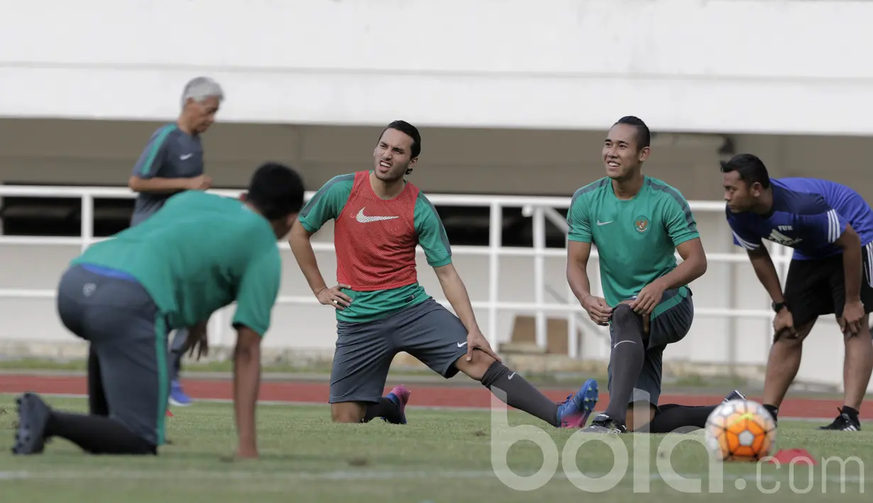 Pemain naturalisasi Timnas Indonesia U-22, Ezra Walian, saat latihan jelang laga kontra Myanmar. Nama Ezra mulai mencuat saat bergabung dengan tim junior Ajax dan membawa Ajax menjadi juara di Lion City Cup Singapore 2012. (Bola.com/M iqbal Ichsan)