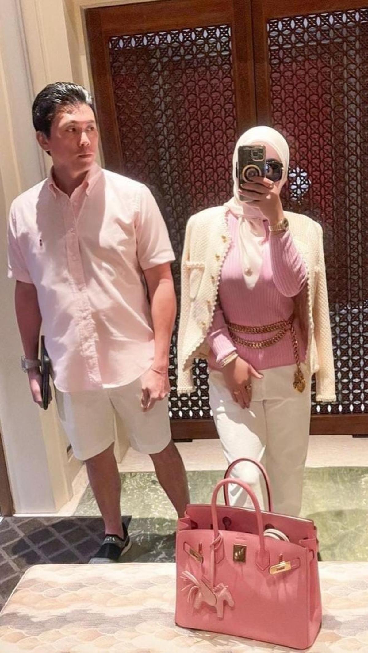 Tas Heremes warna pink yang tanpa sengaja terfoto saat mirror selfie bersama suami ini berhasil jadi sorotan warganet. 

(Foto/Instagram@princessyahrini)