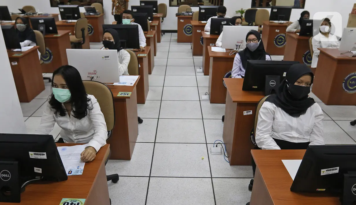 Peserta mengikuti proses Tes Standar Kompetensi Dasar (SKD) CPNS di BKN, Jakarta, Kamis (2/9/2021). Sebanyak 800 peserta mengikuti tes yang dibagi dua sesi dan menerapkan protokol kesehatan yang ketat. (Liputan6.com/Herman Zakharia)
