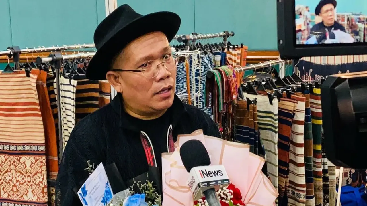 Athan Siahaan: Membawa Kain Nusantara ke Panggung Dunia