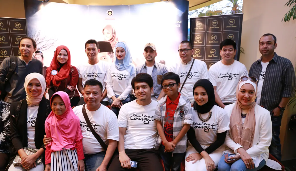 Film yang disutradarai oleh Tarmizi Abka itu mengambil lokasi di Lombok. Selain terkenal dengan pariwisatanya, Lombok juga dikenal dengan Pulau Seribu Masjid. (Adrian Putra/Bintang.com)