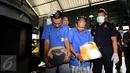 Kepala BNN, Komjen Pol Budi Waseso (kedua kiri) memegang tersangka dengan barang bukti ganja yang akan dimusnahkan di RSPAD, Jakarta, Rabu (7/9). Barang bukti yang dimusnahkan 173, 318 Kg sabu dan 2.851,887 gram ganja. (Liputan6.com/Helmi Fithriansyah)