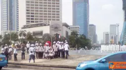 Citizen6, Jakarta: Aksi turun ke jalan Indonesian Kidney Care Club di Bunderan HI, kamis (10/3) kemarin. Dalam rangka hari ginjal sedunia. aksi tersebut dilakukan dengan membagikan selebaran kepada setiap pengguna jalan yang melintas baik kendaraan roda d