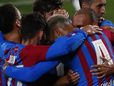 Penyerang Barcelona Martin Braithwaite (kedua kanan) berselebrasi dengan timnya setelah mencetak gol ke gawang Juventus pada pertandingan Joan Gamper Trophy di Estadi Johan Cruyff, Minggu (8/8/2021). Barcelona berhasil menjuarai Trofi Joan Gamper 2021 usai menggilas Juventus 3-0. (AP/Joan Monfort)
