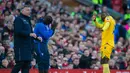 Gaya selebrasi pemain Crystal Palace, Christian Benteke (kanan) dan rekannya Mamadou Sakho saat melawan Liverpool pada lanjutan Premier League di Anfield Stadium, Liverpool, (23/4/2017). Liverpool kalah 1-2. (EPA/Peter Powell)