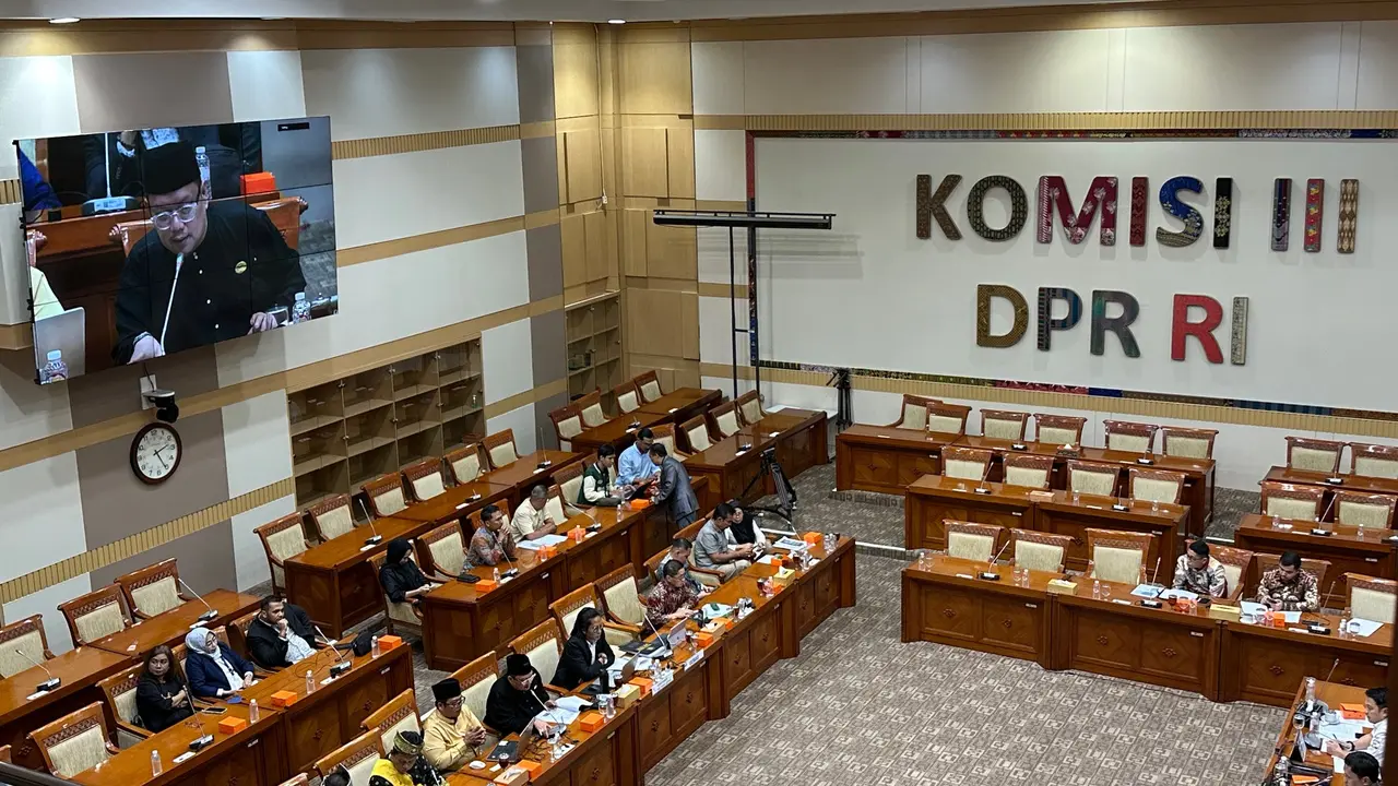 Masyarakat adat melayu melakukan Rapat Dengar Pendapat Umum (RDPU) dengan Komisi III DPR RI.