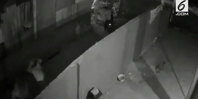 VIDEO: Sadis, Penjambret HP Bacok Korban Terekam CCTV