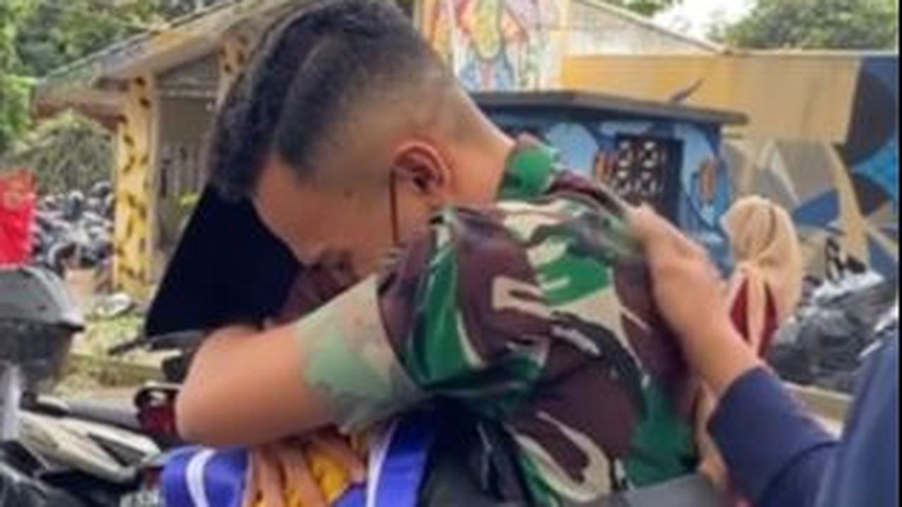 "Terima kasih telah menjdi pribadi yang baik sejauh ini walaupun kita tumbuh kekurangan sosok ayah. Terima kasih ibu kami, telah memberikan yang terbaik. I love U bertubi tubi