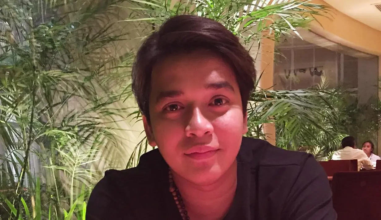 "Ketika pernikahan Nanas (sapaan Syahnaz) sama Jeje berlangsung memang satu sisi perasaan Bang Billy ada senangnya, bahagianya, sedihnya, ada galaunya, campur aduk," tutur Billy di Jalan Tendean, Selasa (24/4) dilansir dari Liputan6. (instagram/bilsky16)