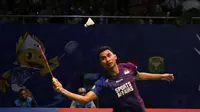 Tomy Sugiarto mengembalikan kok saat berhadapan dengan pemain dari Hong Kong, Wei Nan pada turnamen BCA Indonesia Open 2016 di Istora Senayan, Jakarta, Rabu (1/6/2016). Tomy kalah 16-21, 14-21. (Bola.com/Nicklas Hanoatubun)