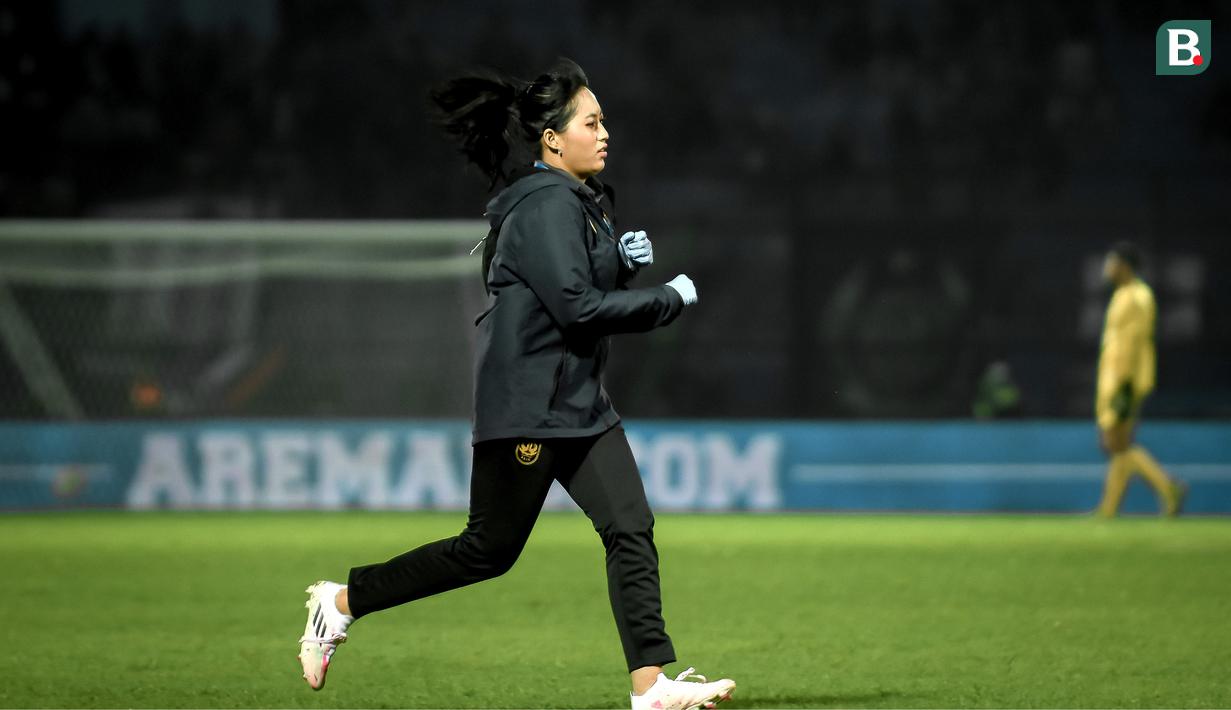 dr Mufida juga jadi pemanis di laga ini. Suporter yang ada di tribun selalu bersorak ketika perempuan 25 tahun ini masuk lapangan. (Bola.com/Iwan Setiawan)
