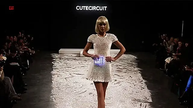 [VIDEO] Canggih, Fashion Show Dikendalikan Via iPhone