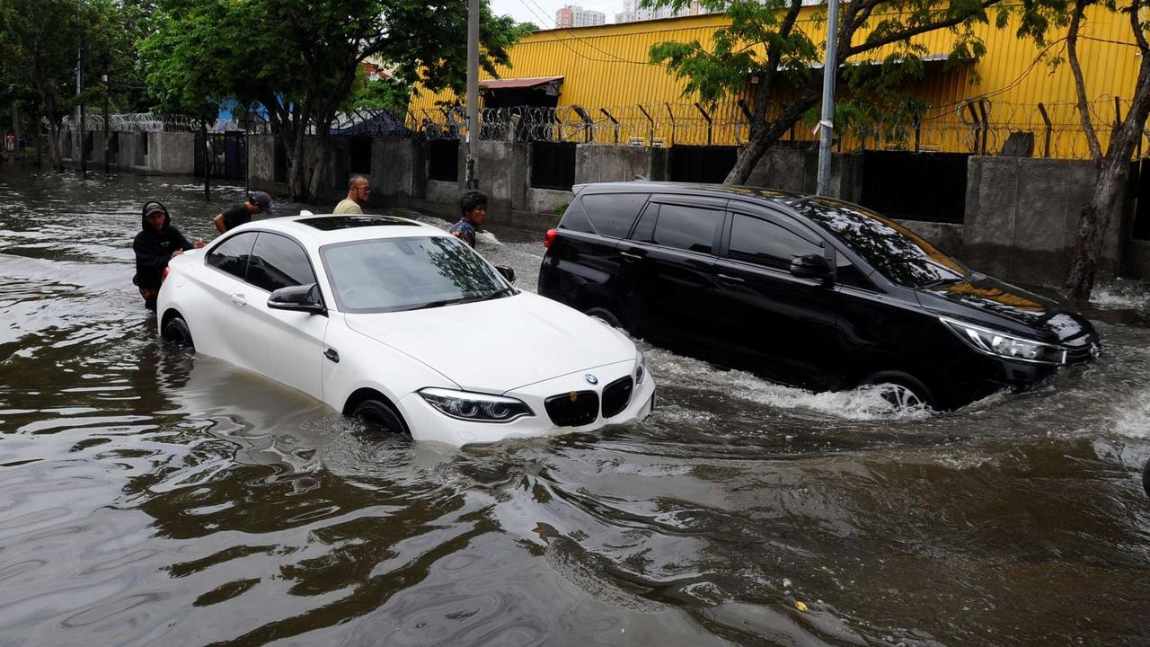 Mobil mewah mogok saat banjir rob di Muara Angke
