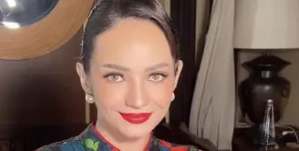 Tampil dengan look yang unik, gaya Enzy Storia begitu berbeda. Kali ini ia terlihat dengan makeup dan outfit bergaya oriental. [Foto: Instagram/ Enzy Storia]