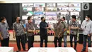Direktur Consumer PT Bank Tabungan Negara (Persero) Tbk, Hirwandi Gafar (baju hitam) berbincang dengan Agent Pemasaran dan Developer usai penandatanganan kerja sama pemasaran di Jakarta, Jumat (18/3/2022). (Liputan6.com/HO/BTN)