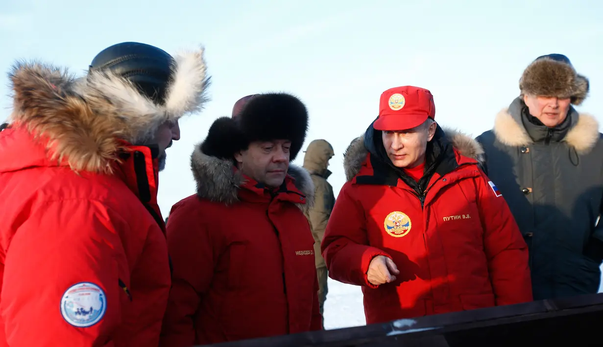 Presiden Rusia Vladimir Putin, Perdana Menteri Dmitry Medvedev, Menteri Sumber Daya Alam Sergei Donskoi, saat mengunjungi kepulauan Franz Josef Land di Kutub Utara, Rusia, (29/3). (Alexei Druzhinin/Pool Photo via AP)
