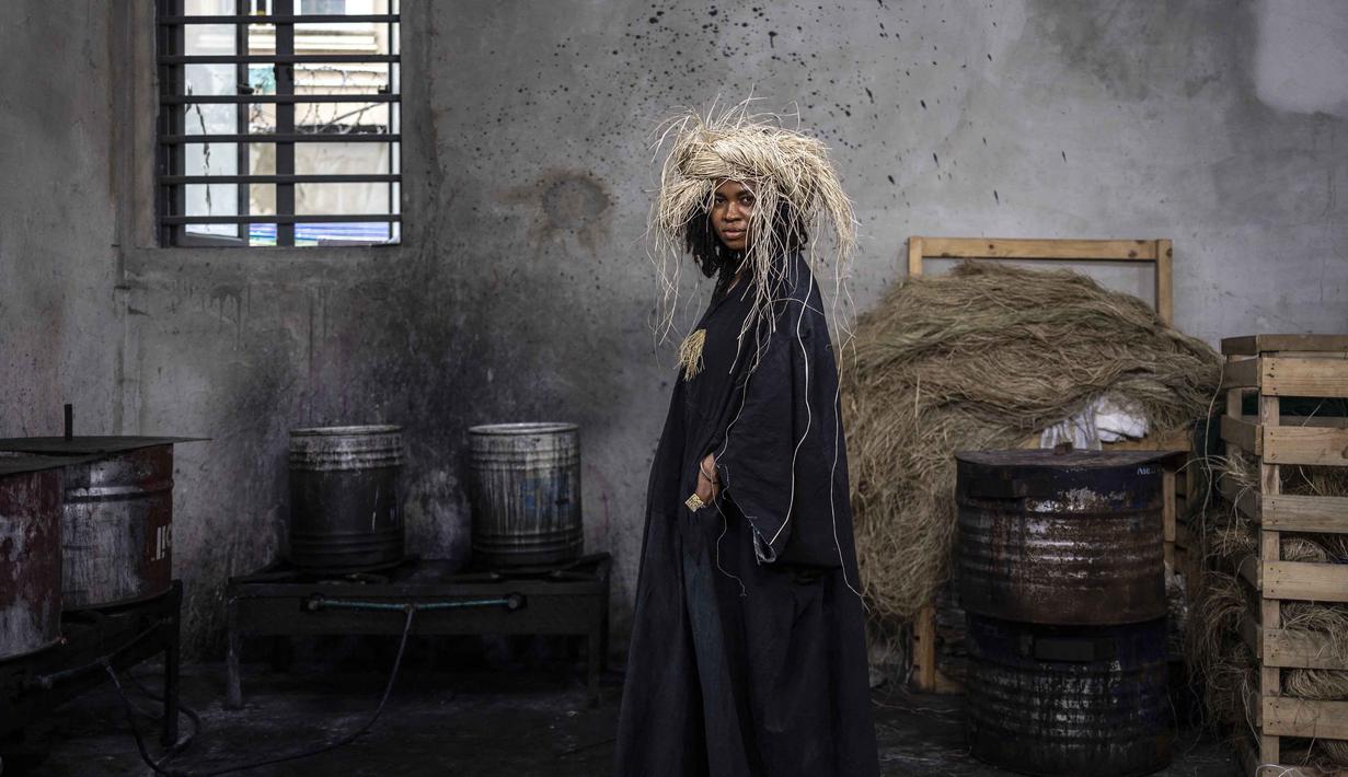 Abasiekeme Ukanireh, Pendiri dan Direktur Kreatif Eki Kere, berpose untuk sebuah foto di studio Eki Kere di Lekki, Lagos, pada 28 Oktober 2025. (OLYMPIA DE MAISMONT/AFP)