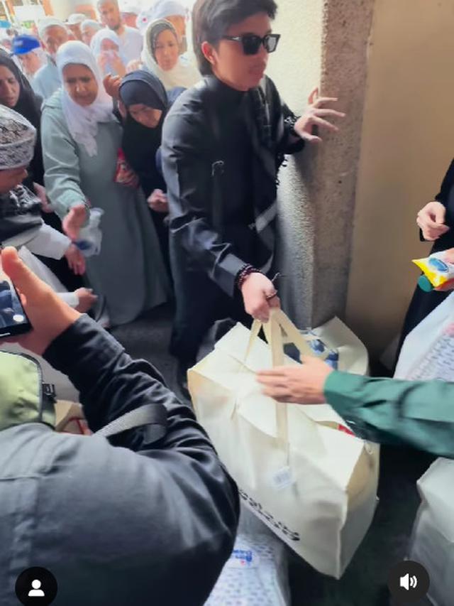 Atta Halilintar Bagi-bagi Takjil