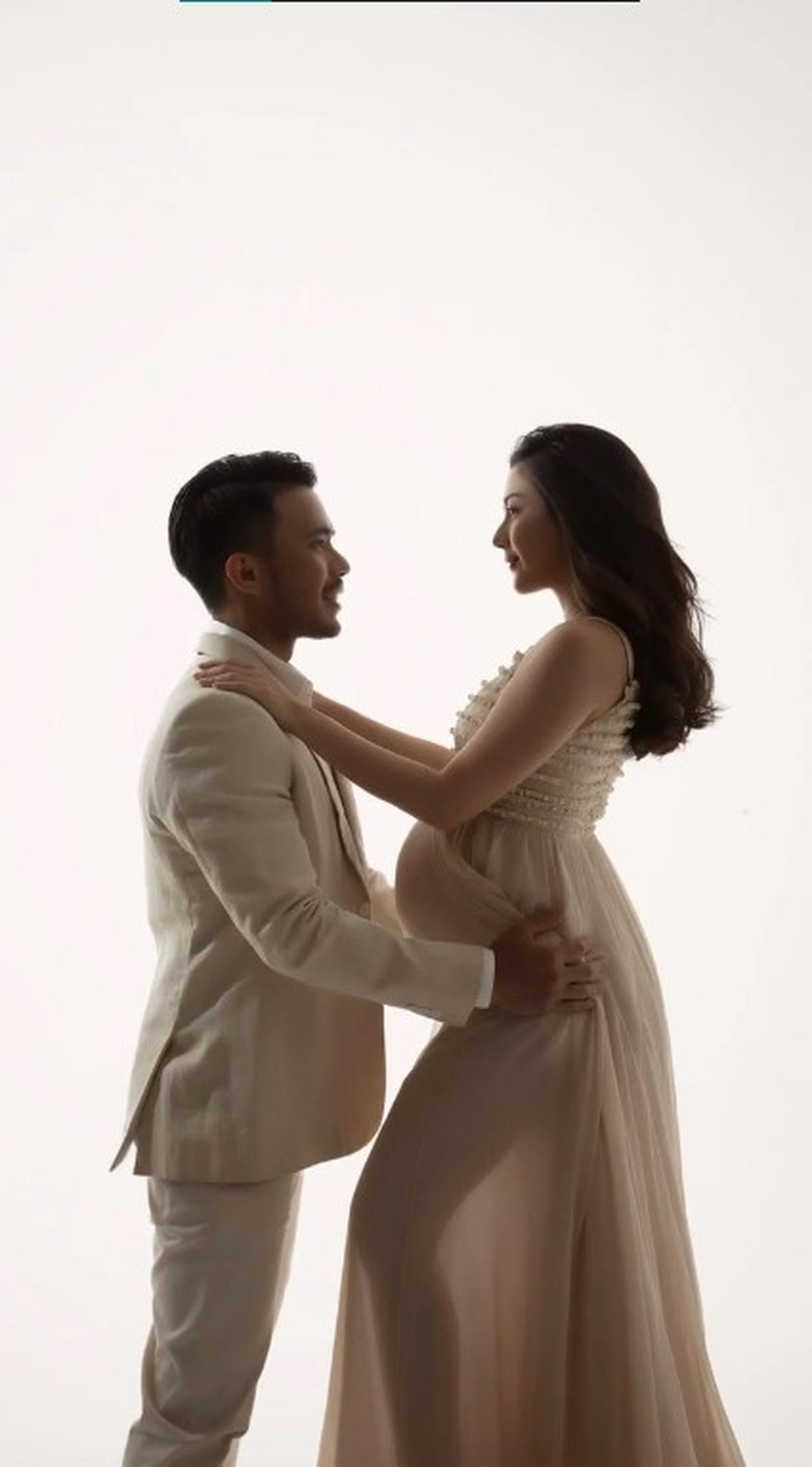 Hasil maternity shoot kedua Jessica Mila dan Yakup Hasibuan sukses menciptakan foto mesra yang menggetarkan perasaan banyak orang.