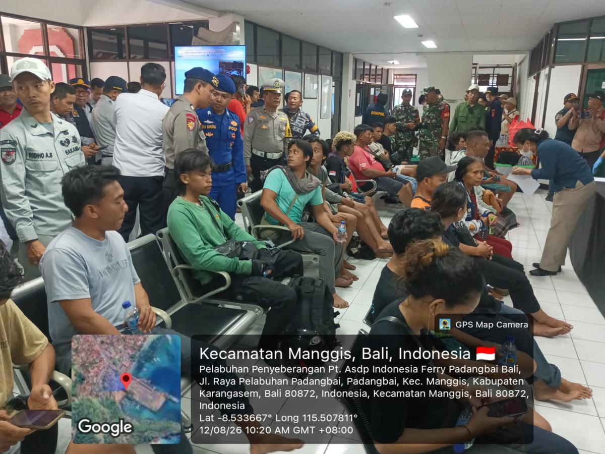 Penumpang KMP Putri Yasmin dievakuasi ke Pelabuhan Padangbai, Rabu (12/8). (Dokumen Kapolsek Padangbai).