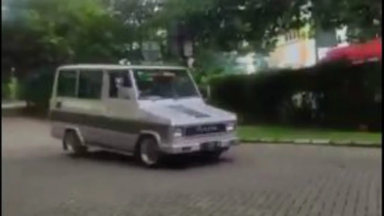 Wakil Gubernur Jawa Barat, Uu Ruzhanul Ulum, Mengaku Sering Diusir Dari Parkir VVIP Karena Mengendarai Kijang Kotak Warisan.