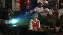 Seorang fans cilik Arsenal tampak tersenyum semringah melihat tim kebanggaanya memimpin lima gol saat melawan Burnley di Liga Inggris. (Bola.com/M Iqbal Ichsan)