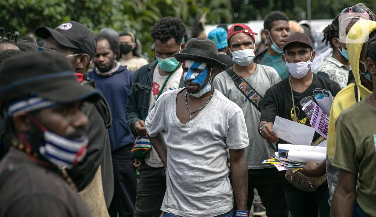 Massa yang tergabung dalam Aliansi Mahasiswa Papua (AMP) menggelar aksi di kawasan Patung Kuda, Jakarta, Selasa (1/12/2020). AMP menyerukan kepada dunia internasional untuk membangun konsolidasi solidaritas perjuangan hak menentukan nasib sendiri bagi bangsa West Papua. (Liputan6.com/Faizal Fanani)