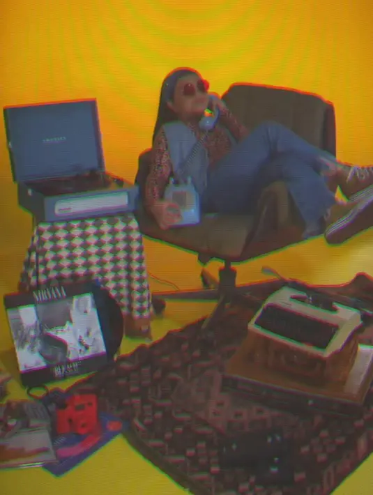 Untuk alas kaki, Arsy memilih sneakers warna merah. Penampilannya itu kemudian dipermanis dengan bandana denim dan aksesori kacamata warna merah senada dengan sepatunya. [@ashanty_ash]