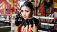 Meski dikenal ganas di dalam ring, ternyata atlet MMA Cantik asal Thailand, Rika Ishige, tetap memiliki sisi feminim. (Instagram/@rikatinydoll)