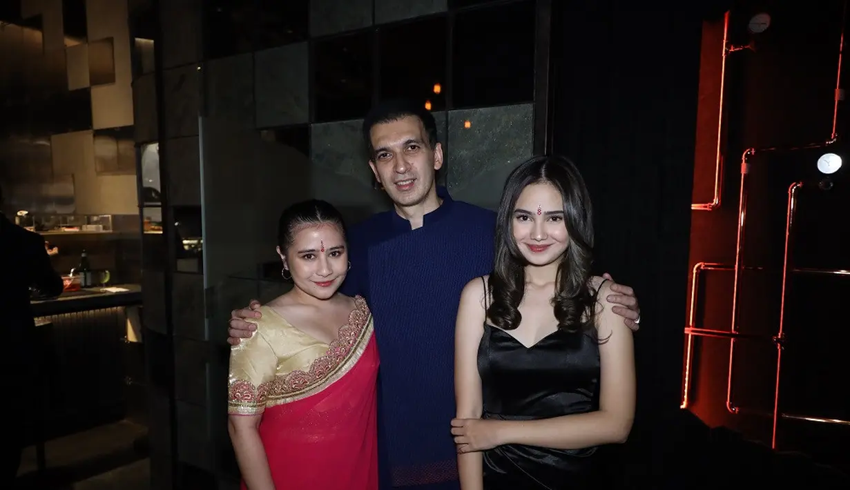 Penampilannya pun juga diperlengkap dengan aksesori bindi yang ditempelkan di dahinya.