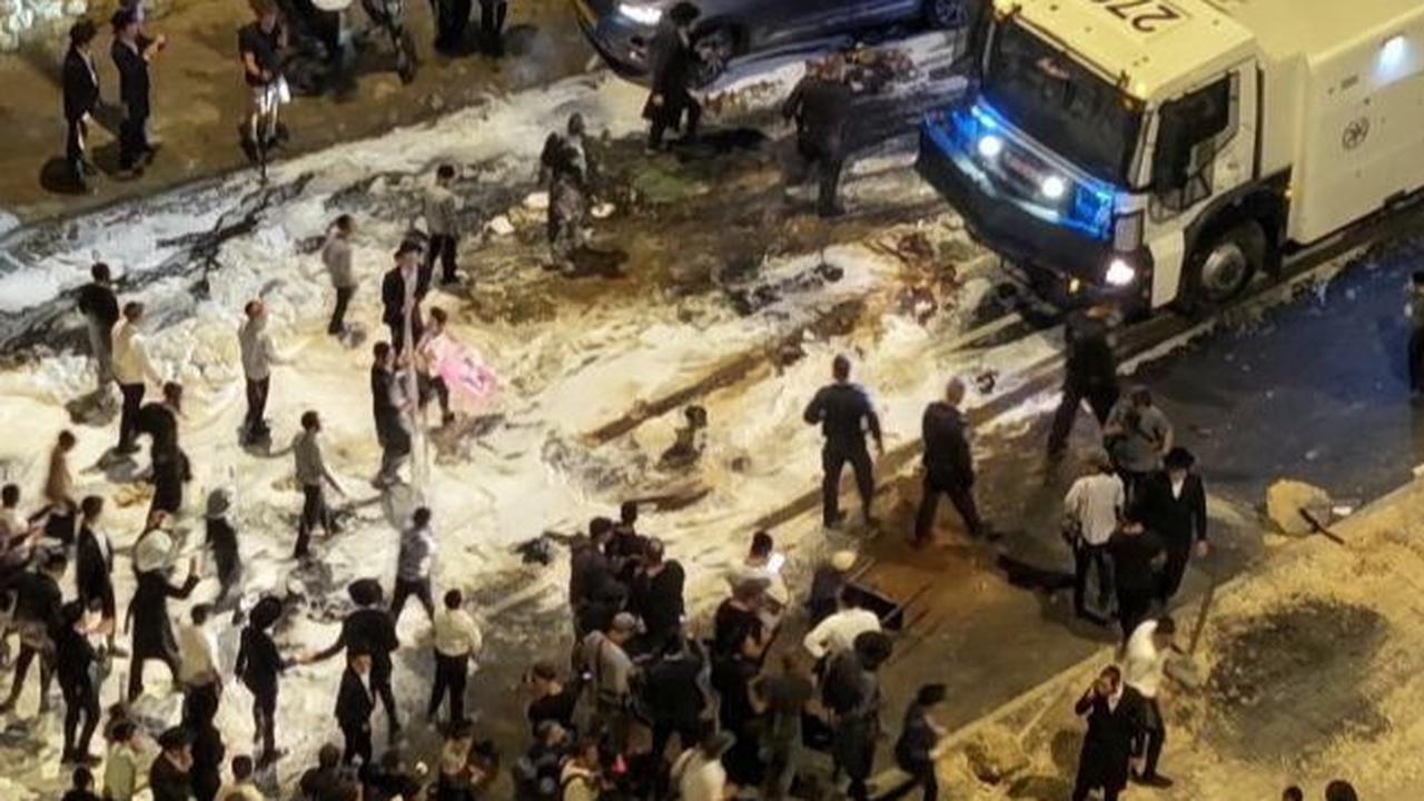 Sejumlah poster berisi penolakan terhadap kebijakan pemerintah turut dibawa pengunjuk rasa. Foto: REUTERS / Ronen Zvulun<br>