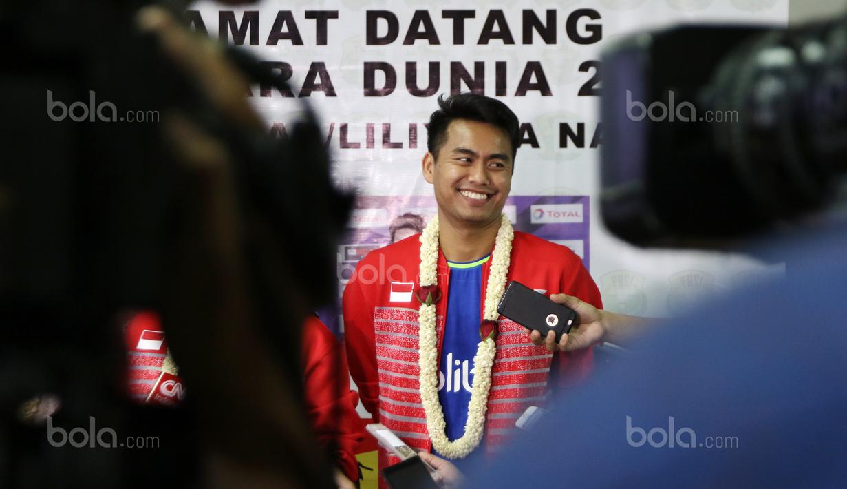 Senyum Tontowi Ahmad sedang melakukan sesi wawancara di Bandara Soekarno-Hatta, Cengkareng (29/8/2017). Tontowi/Liliyana meraih medali emas pada kejuaraan Dunia  di Glasgow. (Bola.com/Nicklas Hanoatubun)