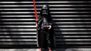 Seorang penggemar cerita dan film Star Wars mengenakan kostum saat parade yang disebut "Hari Pelatihan" di Paseo de la Reforma, Meksiko, pada Sabtu 15 Oktober 2022. Beragam kostum bertema Star Wars dikenakan para penggemar dalam parade tersebut. (ALFREDO ESTRELLA/AFP)