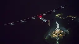 Pesawat tenaga surya Solar Impulse 2  saat mengudara diatas patung Libery, New York, AS, 11 Juni 2016. Pesawat ini telah mendarat dari penerbangan selama 16 bulan untuk membuktikan pesawat dengan teknologi terbaru ini. (Reuters)