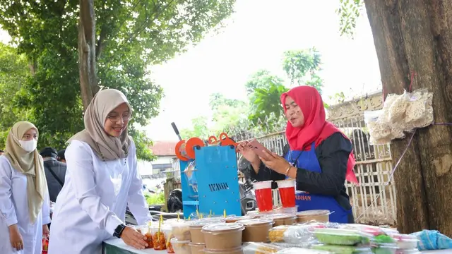Bupati Banyuwangi Ipuk Fiestiandani meninjau Ramadhan Street Food di Jalan Letjen Sutoyo (Istimewa)