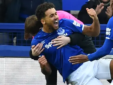 Pemain Everton Dominic Calvert-Lewin (kedua kiri) melakukan selebrasi usai mencetak gol ke gawang Chelsea pada pertandingan Liga Inggris di Goodison Park, Liverpool, Inggris, Sabtu (7/12/2019). Everton menang 3-1. (Paul ELLIS/AFP)