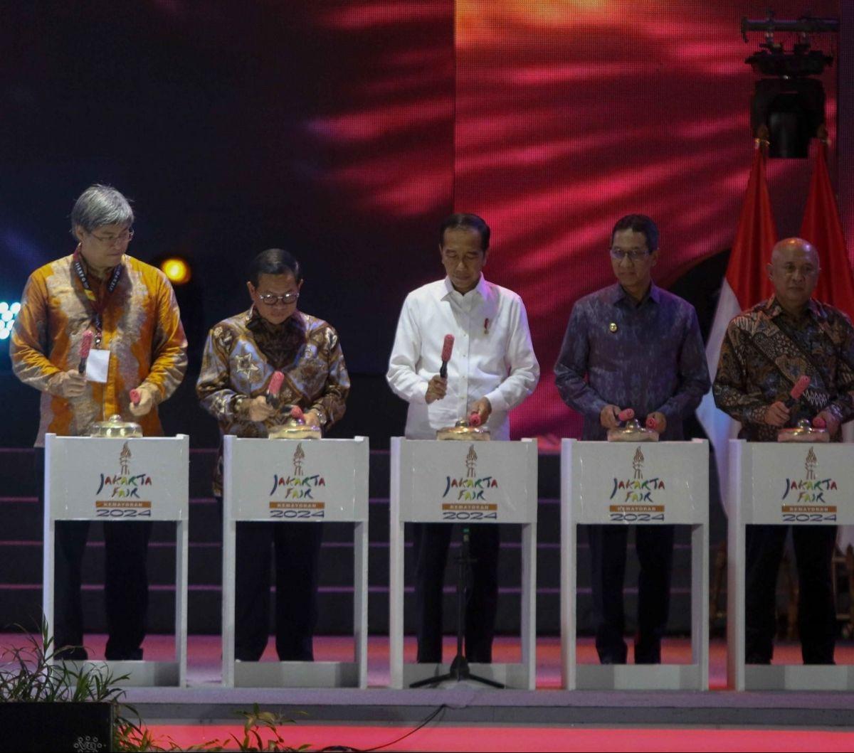 Presiden Joko Widodo (Jokowi) bersama Sekretaris Kabinet Pramono Anung, Menteri Koperasi dan UKM Teten Masduki, Pj Gubernur DKI Jakarta Heru Budi Hartono dan Direktur PT JIExpo Karuna Murdaya membuka Jakarta Fair 2024 di JIExpo Kemayoran, Jakarta, Rabu (1