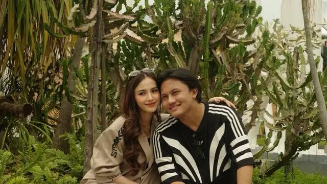 6 Gaya Kasual Elegan Pasutri Rizky Febian dan Mahalini Liburan Akhir Tahun di Singapura