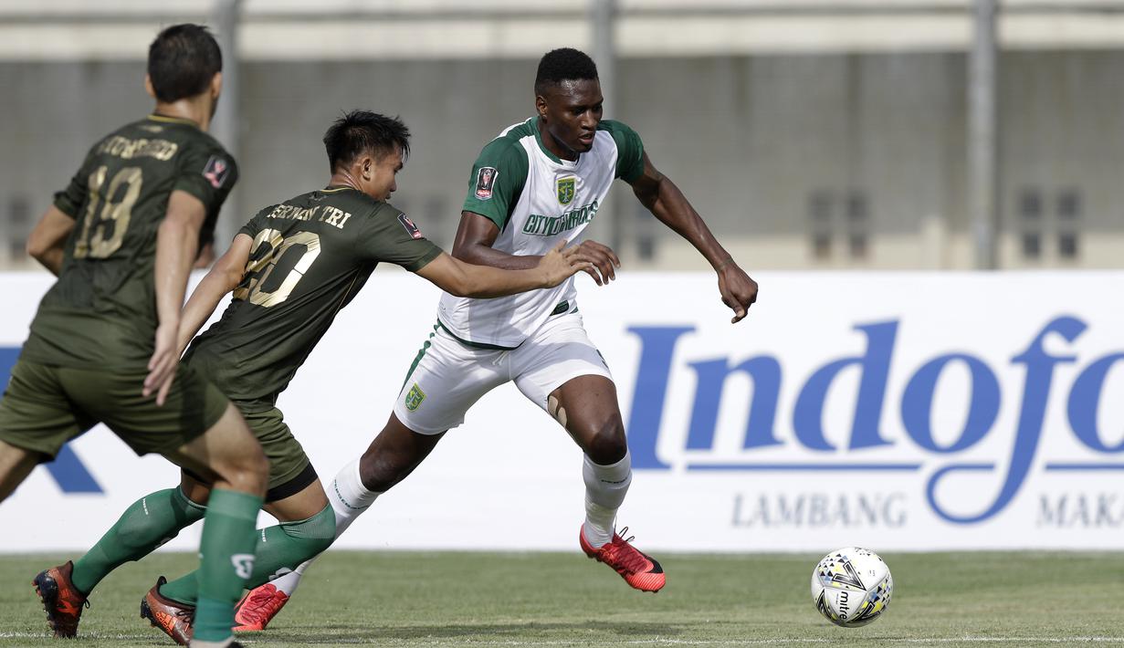Striker Persebaya, Amido Balde, menggiring bola saat menghadapi Tira Persikabo pada laga Piala Presiden 2019 di Stadion Si Jalakl Harupat, Soreang, Bandung, Selasa (12/3). Persebaya bermain imbang 0-0  atas Tira Persikabo. (Bola.com/Yoppy Renato)